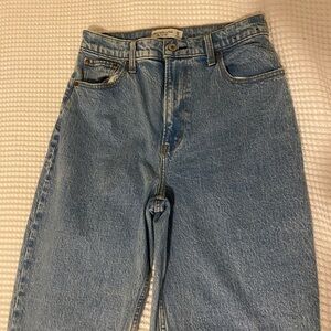 Abercrombie & Fitch The 90s Straight Ultra High Rise Jean
